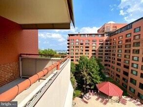 Building Photo - 1021 Arlington Blvd