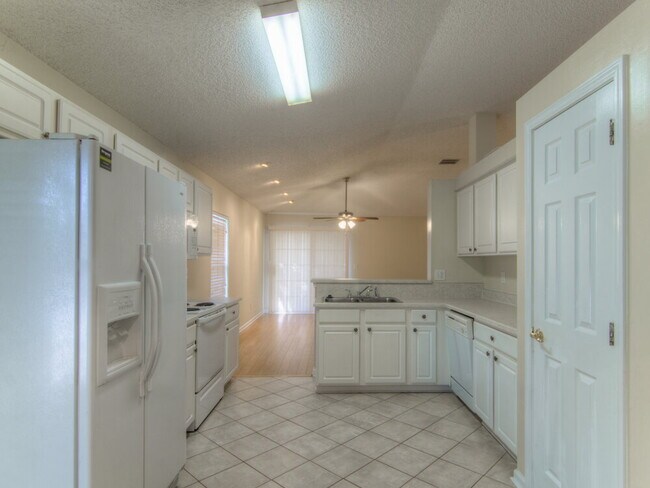 Foto del edificio - 1588 Glen View St