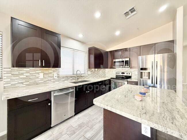Foto del edificio - 15723 N 102nd St