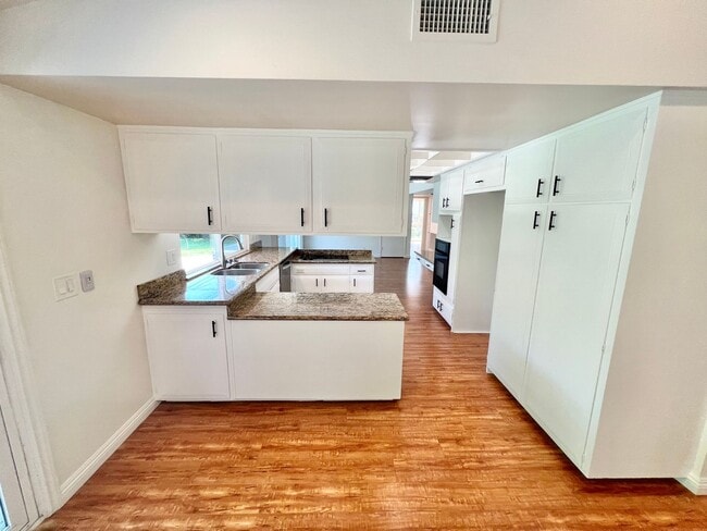 Building Photo - Spacious 3BR Single-Story Residence | Central Air, Fireplace, Private Backyard Retreat
