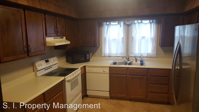 Building Photo - 3 br, 1.5 bath House - 300 S. Future