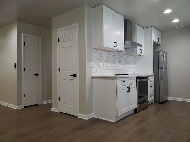Building Photo - 4 Bedrooms, 2 Baths located in Villa Heigh...