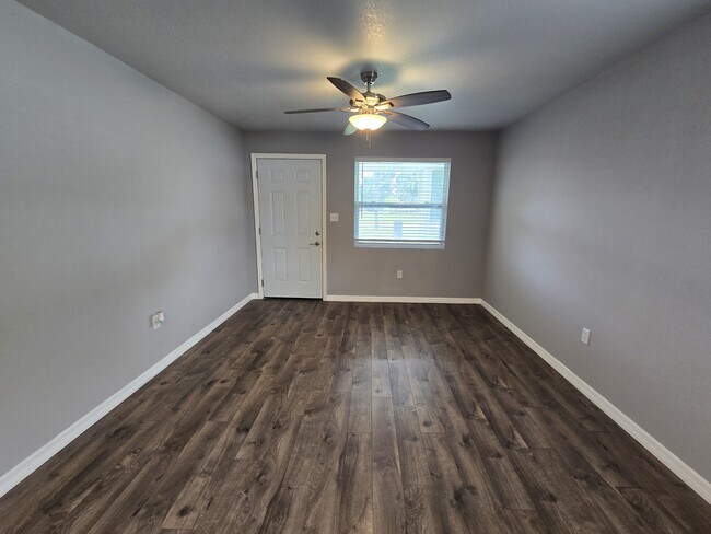 Foto del edificio - 4433 Bryan Ave