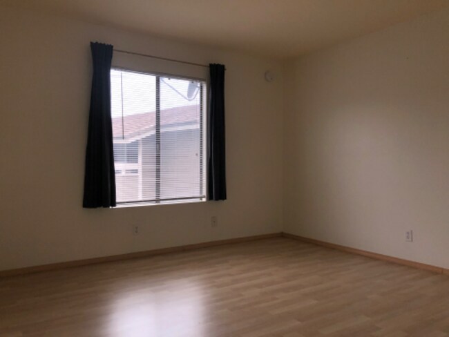 Building Photo - 2a2 Streamwood