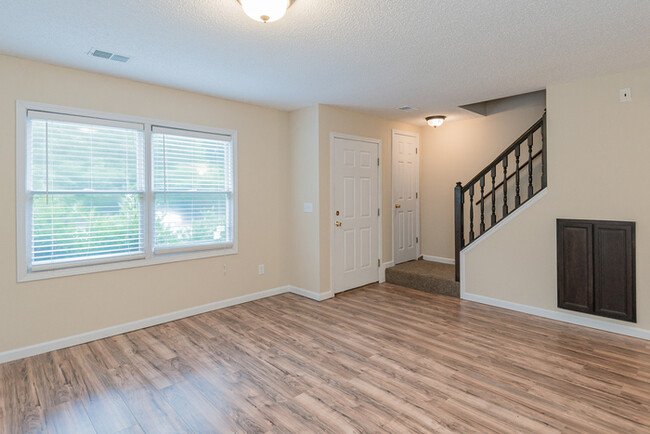 Foto del edificio - 5291 Falling Creek Ln
