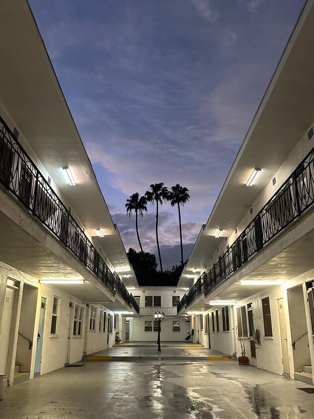 Photo - 1737 N Sycamore Ave (Los Angeles, CA)