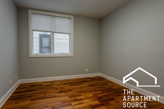 Building Photo - 2450 W Diversey Ave