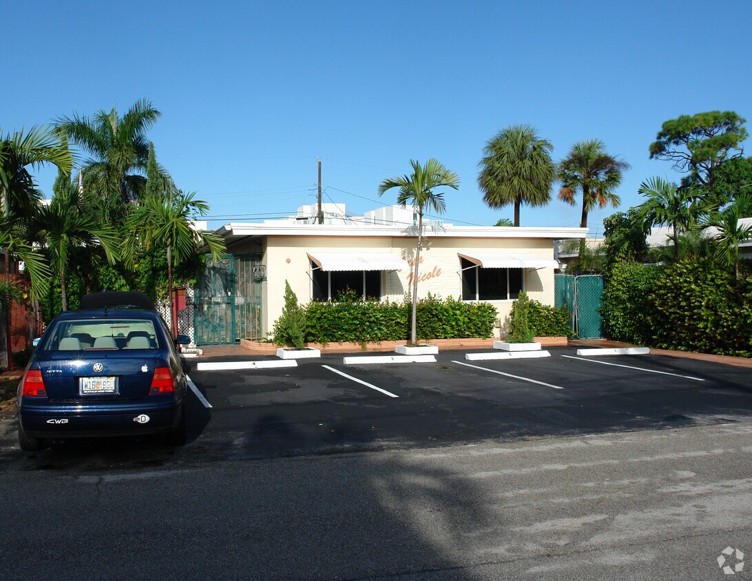 Building Photo - 729 NE 5th Ave