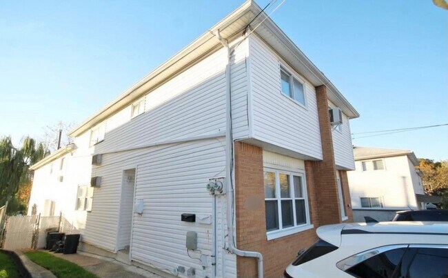 Building Photo - 762 Woolley Ave