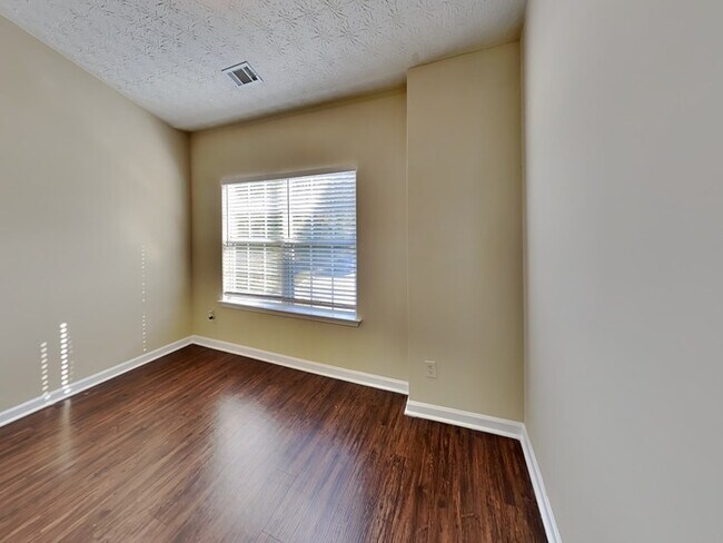 Building Photo - Charming 3 Bedroom 2.5 Bath Located in Riverdale!!