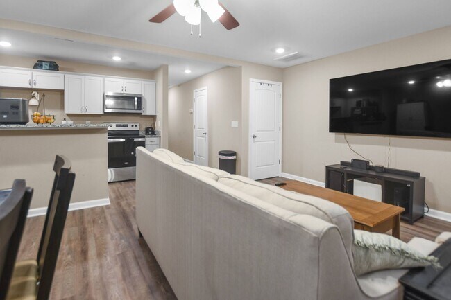 Building Photo - Two Bedroom in Sango!
