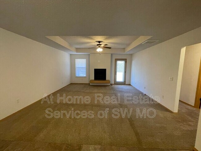 Foto del edificio - 1042 N Oxford Dr