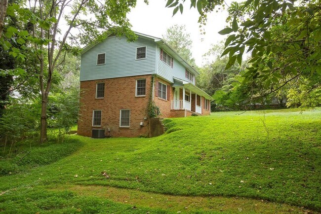 Foto del edificio - Spacious Duplex in Historic Hillsborough