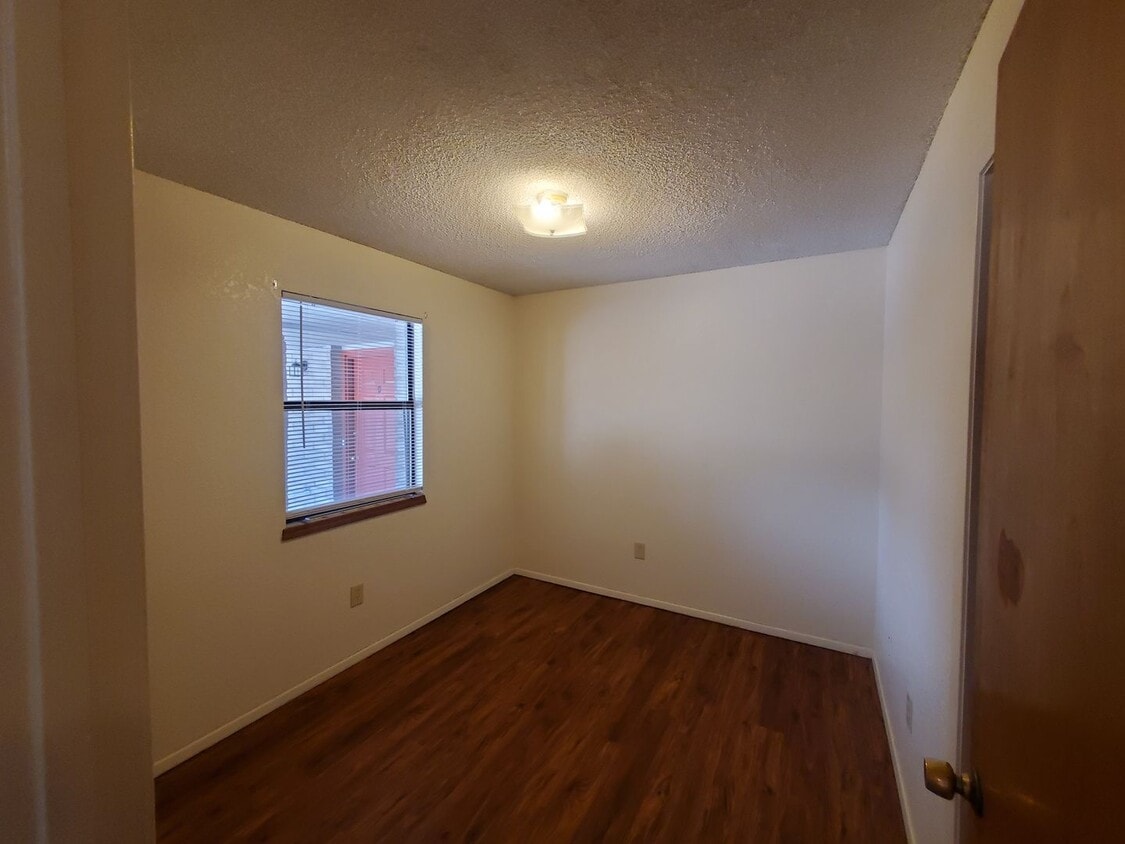 Building Photo - Freshly Updated 2 Bed Apartment