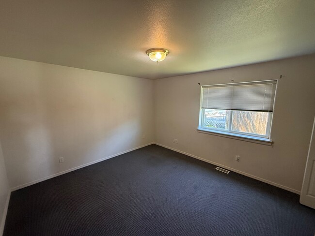 Building Photo - 913 Cardinal Dr