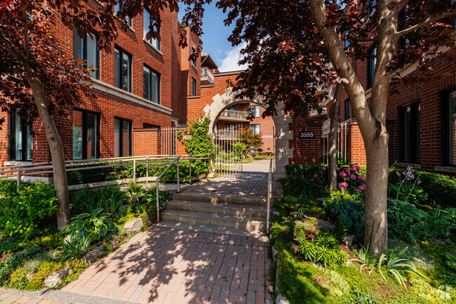 Building Photo - 3555 Rue Des Lacquiers