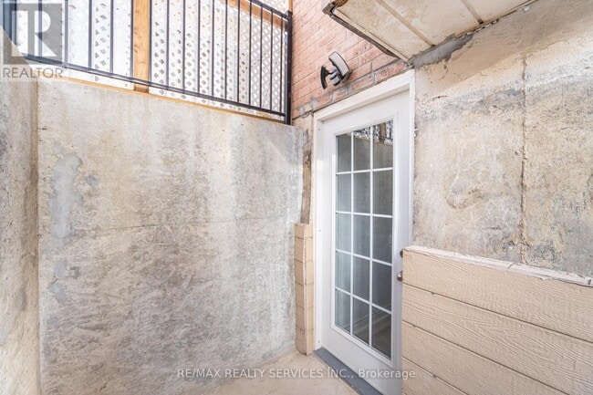 Building Photo - 26 Vodden St W