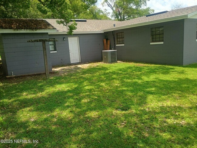 Foto del edificio - 4305 Bessie Cir W