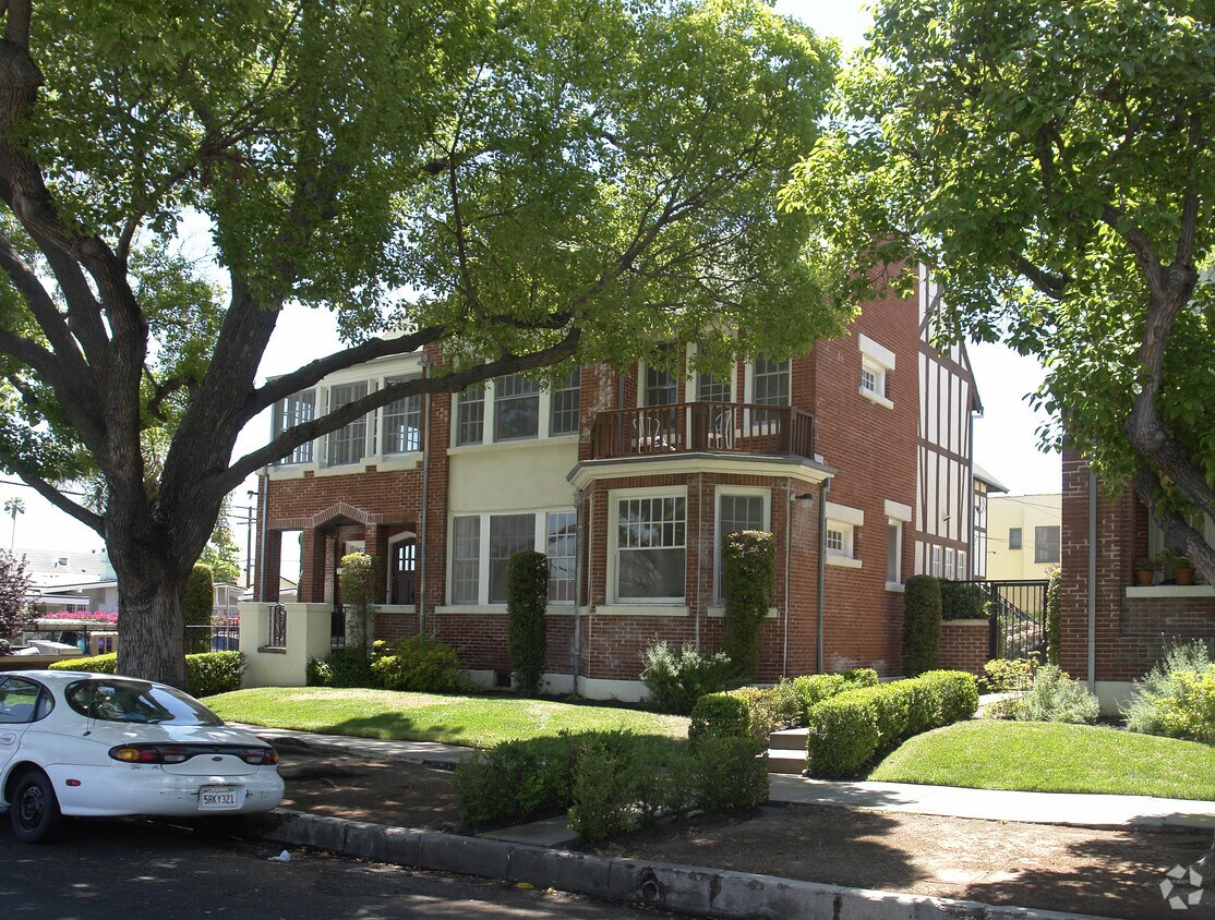 Building Photo - 4303-4313 W 1st St