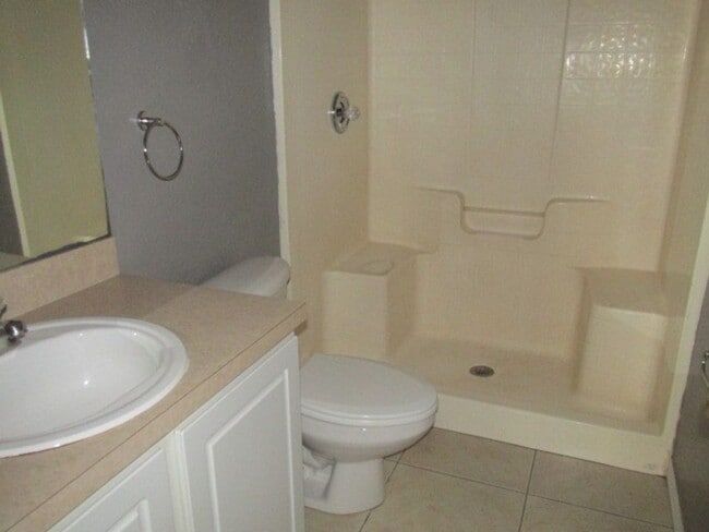 Building Photo - Spacious 3 bedroom 2 bath duplex