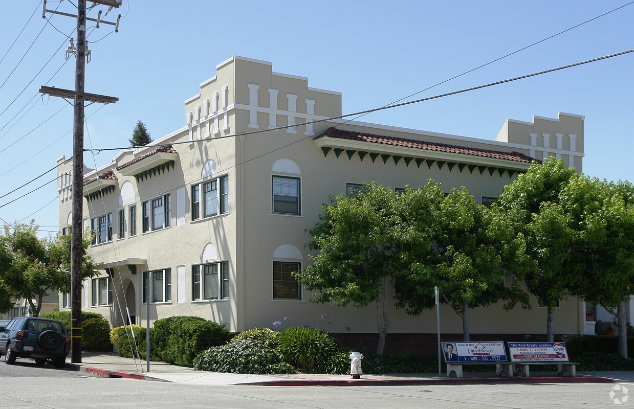 Primary Photo - 1305 Everett Ave