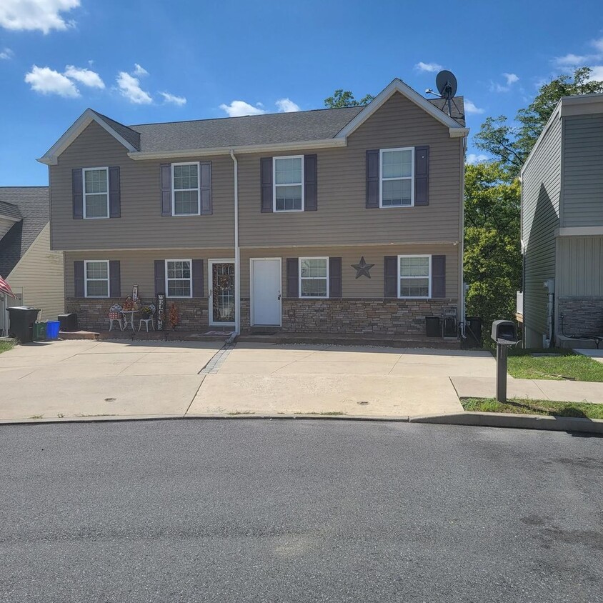 Primary Photo - Three Bedroom in West Bethlehem