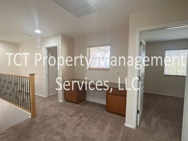 Building Photo - 4 Bedroom 3 Bath Home in North Gateway Com...