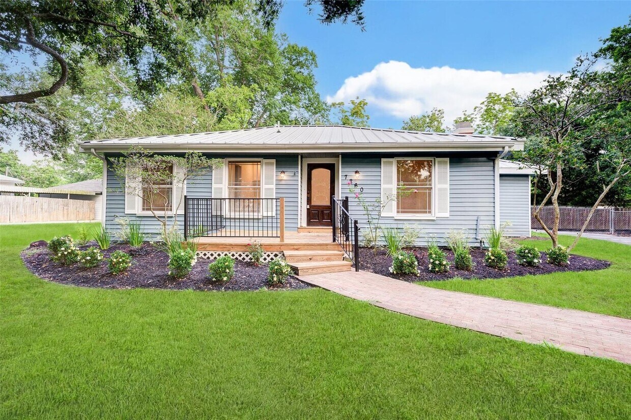 Primary Photo - Beautifully Remodeled 3 Bed / 2.5 Bath w/ ...