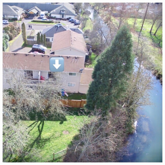 Foto del edificio - Recently Remodeled Two Bedroom Apartment With Canal Views and Private Balcony!