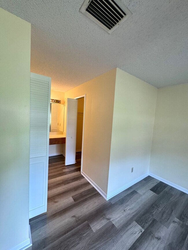 Building Photo - "Discover Comfort: Spacious 3-Bedroom, 2-B...