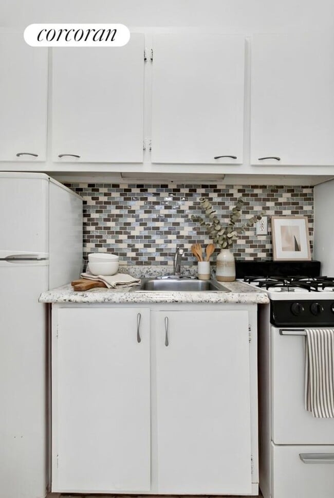 Building Photo - 2790 Broadway