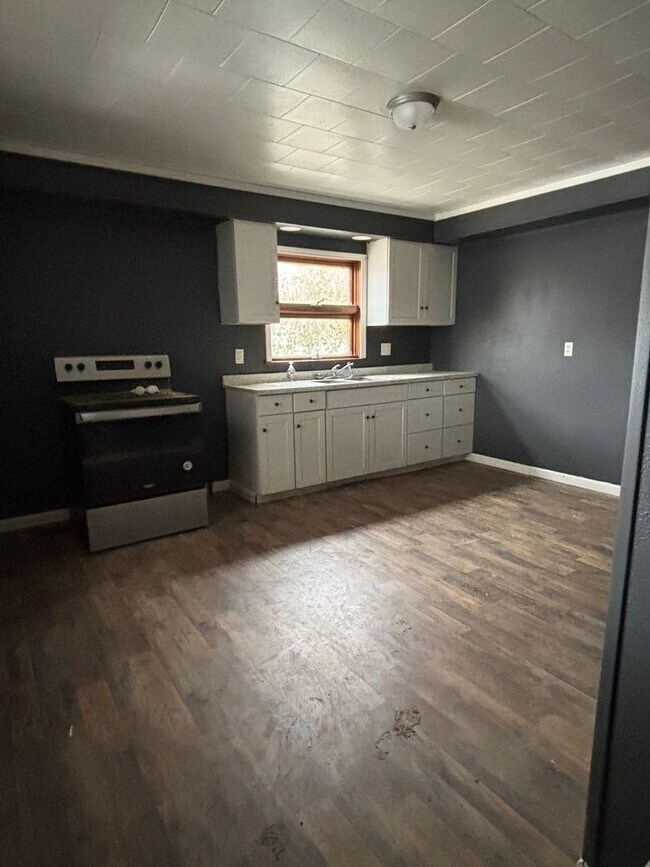 Building Photo - Newely Renovated 2 Bdrm (Union Twp)