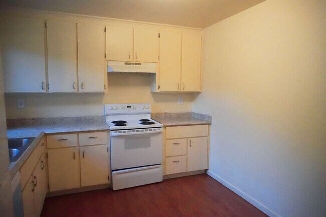 Foto del edificio - Spacious 3 Bedroom, 1 Bathroom House With ...