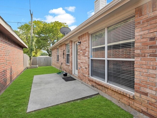 Building Photo - Updated Rental Ready for New Family- 3 Bed...