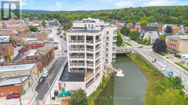 Photo du bâtiment - 80 9th St E
