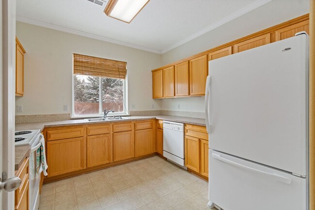 Building Photo - GREAT, SPACIOUS LAYOUT! HARD SURFACE FLOOR...