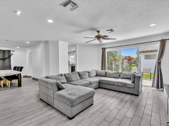 Foto del edificio - 7145 Crescent Creek Pl