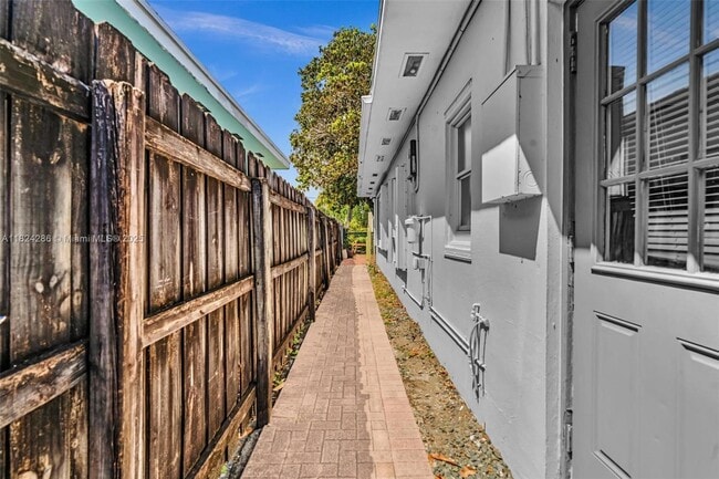 Building Photo - 930 N 16th Ave