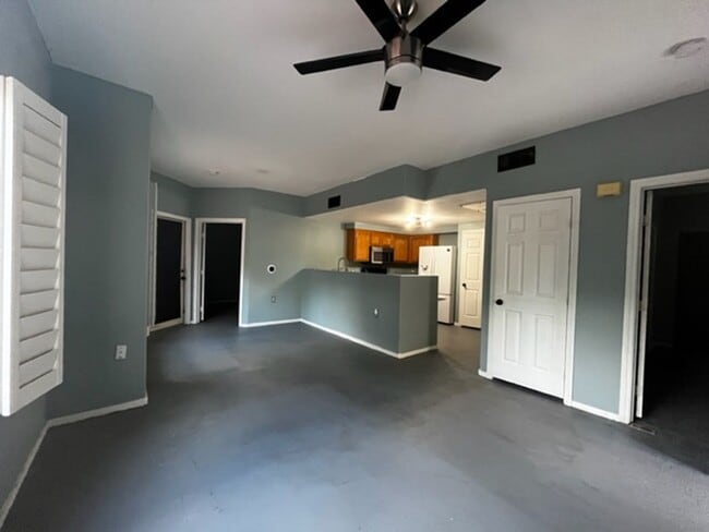 Building Photo - Welcome to this beautiful 2-bedroom, 2-bat...