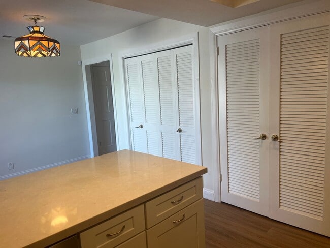 Building Photo - Huge 2 bed 2 bath condo.  2 balconies peek a boo ocean views