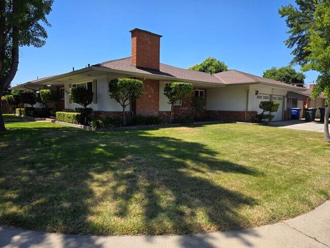 Foto del edificio - Single story home close to freeway access!