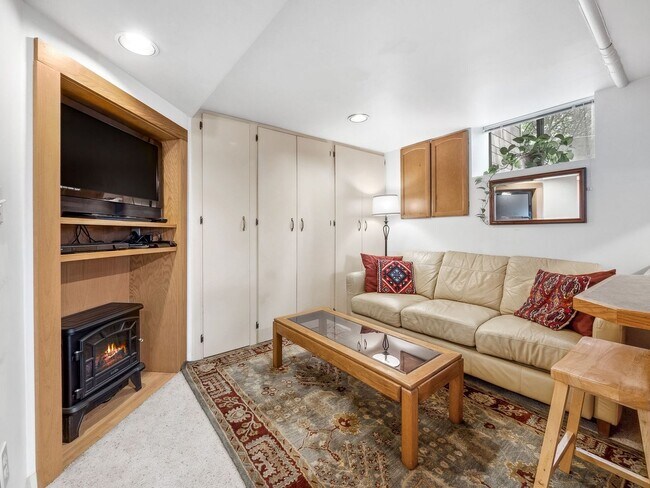 Building Photo - Super Sweet, Fully Furnished, Centrally Lo...