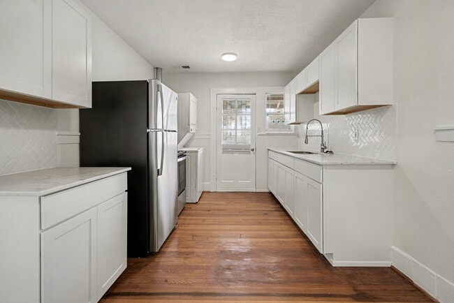 Building Photo - 2323 Park St