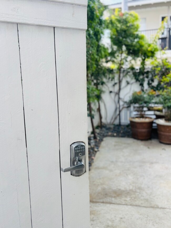 Building Photo - 413 14th St