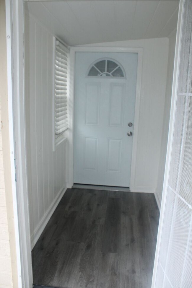 Foto del edificio - 2 Bedroom, 1 Bathroom Single Story House in Antioch with Garage and Side Yard Access