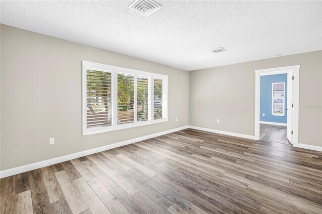 Foto del edificio - 5771 Timberlake Dr