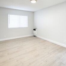 Building Photo - 1333 E 47th St