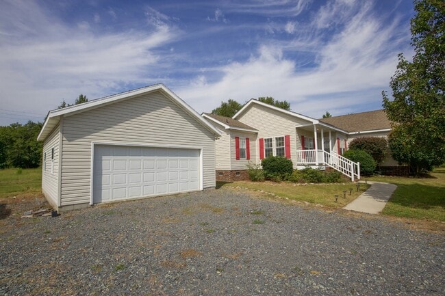 Building Photo - "Charming 3-Bedroom Home with 2 Full Bathr...