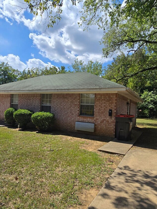 Foto principal - 734 8th St SE