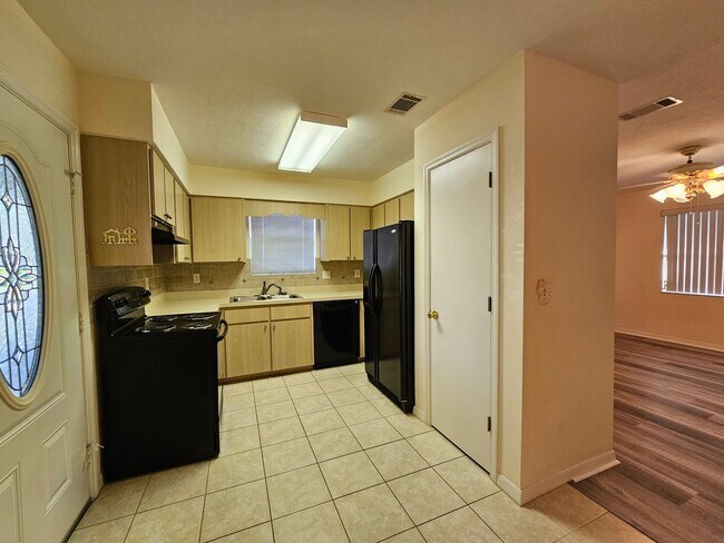 Building Photo - (2/2 Turkey Creek Forest)